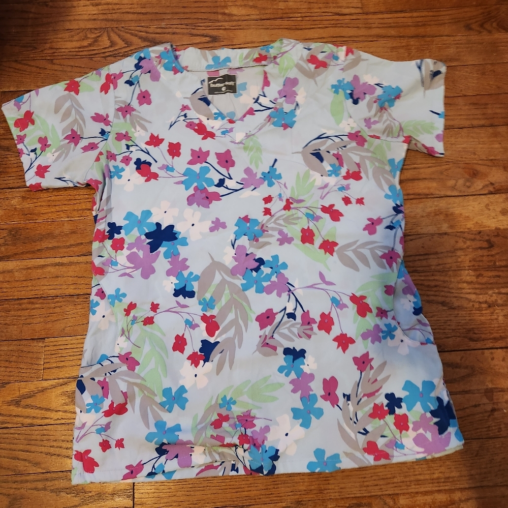UA buttersoft floral scrub top